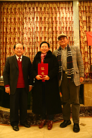 中國(guó)農(nóng)科院黃教授、梅博士與發(fā)明人徐貴閣女士頒證合影